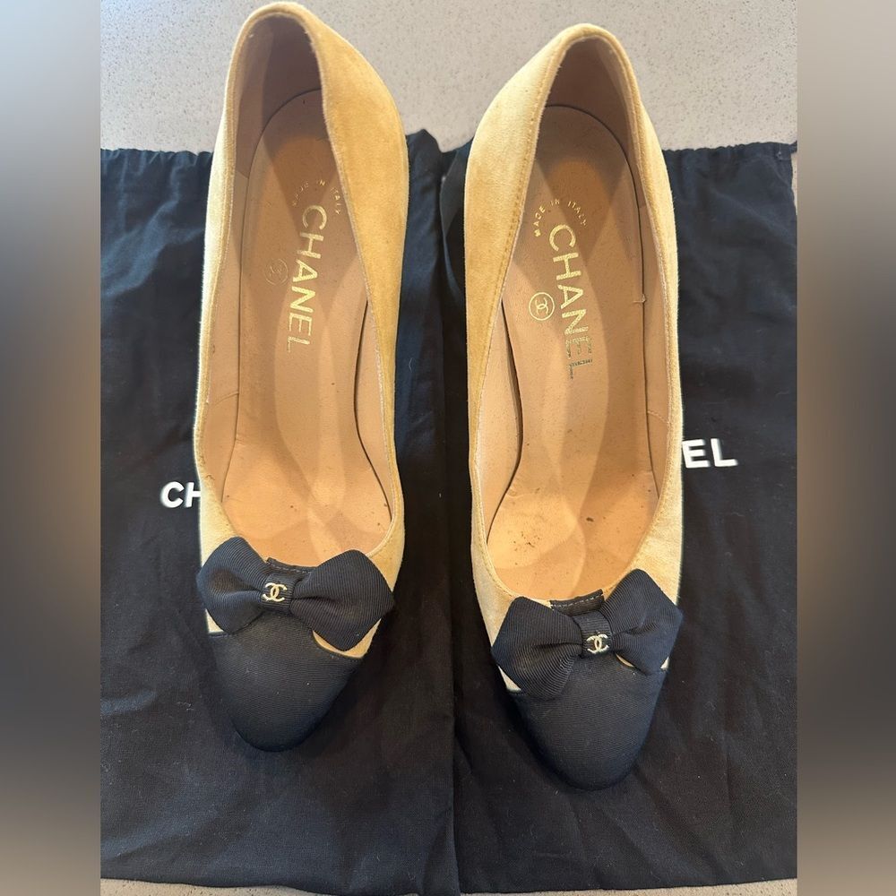 CHANEL Interlocking CC Logo Pumps Women's Size 38.5 - Picture 2 of 8